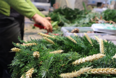 Floristinnen bei der Arbeit - Adventkranz binden
