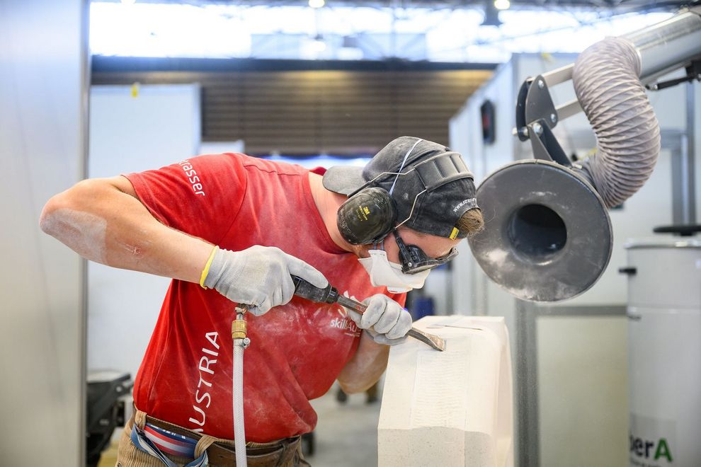 Daniel Hain bei den WorldSkills 2024 in Lyon, bei der Bearbeitung seines Werkstückes