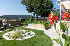 Gartengestaltung mit Kiesbeet mit Wasserelement, Hochbeet aus Naturstein, Pflasterung